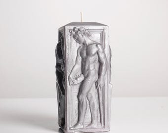 男性像彫刻ピラーキャンドル - シルバー