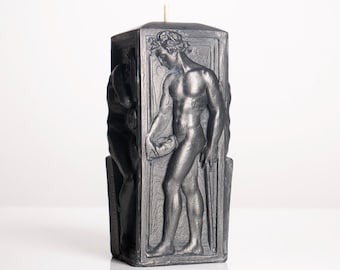 男性像彫刻の黒い柱キャンドル