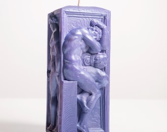男性像彫刻ピラーキャンドル - 虹色のブドウ