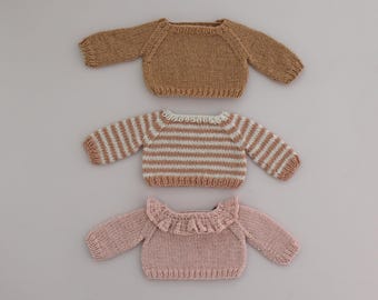 Modello di maglia per bambola Willow - lavora a maglia i vestiti per bambole per una bambola di peluche Studio Seren con questo modello di vestiti per bambole