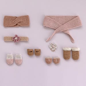 Modello di maglia per accessori per bambole - maglia accessori per una bambola di stoffa / animale di peluche con questo semplice modello di vestiti per bambole di Studio Seren