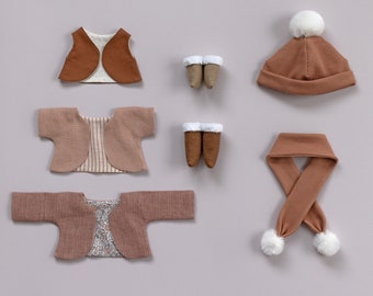 Modello di cucito PDF per vestiti per bambole Winter Essentials: crea un cappello, una sciarpa, una giacca, un gilet e delle scarpe per una bambola di peluche Studio Seren