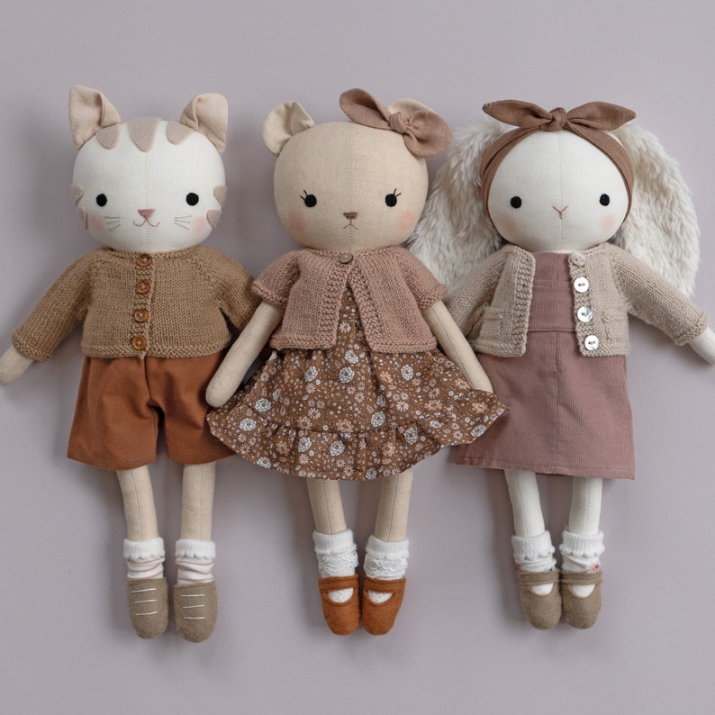 Modèle de tricot pour poupée cardigan Bella tricotez des vêtements de poupée pour une poupée en tissu / un animal en peluche avec ce modèle de vêtements pour poupée de Studio Seren image 2