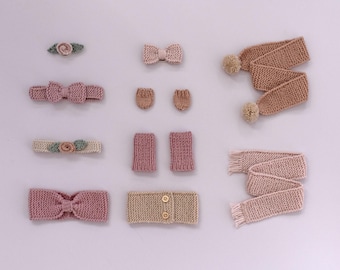 Modello di maglia per accessori per bambole - lavora a maglia accessori per una bambola di stoffa / animale di peluche con questo semplice modello di vestiti per bambole di Studio Seren