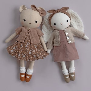 Modèle de tricot pour poupée cardigan Bella tricotez des vêtements de poupée pour une poupée en tissu / un animal en peluche avec ce modèle de vêtements pour poupée de Studio Seren image 8
