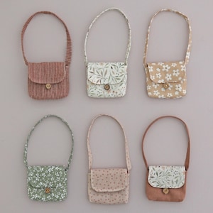 Modello di borsa per bambola di peluche Studio Seren: realizza una mini borsa a tracolla/borsa per bambola con questo modello di cucito per accessori per bambola