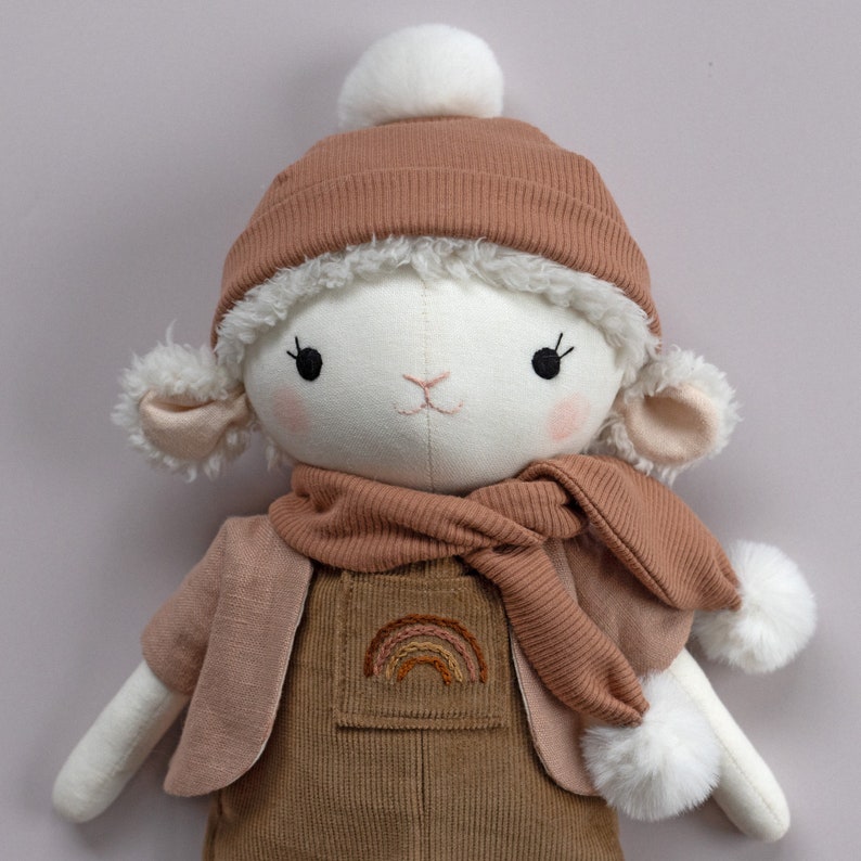 Patron de couture PDF pour vêtements de poupée Winter Essentials réalisez un chapeau, une écharpe, une veste, un gilet et des chaussures pour une poupée Studio Seren en peluche image 3
