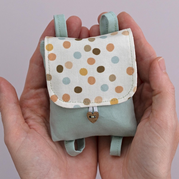 Patrón de mochila para muñeca de peluche Studio Seren: crea una mini mochila o bolso para muñeca con este patrón de costura para accesorios de muñeca.