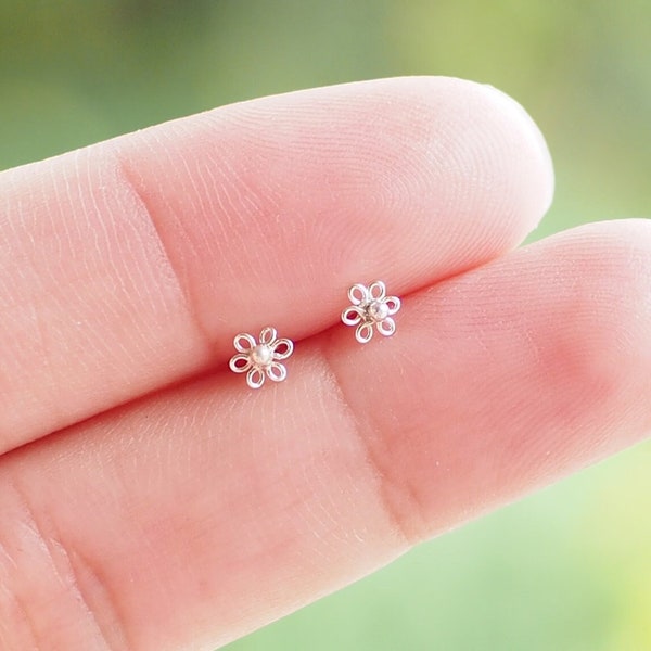 Dainty Little Flower stud Earrings, Cute Flower Cartilage, Tiny stud, Small flower earrings, Second hole earrings / SD49