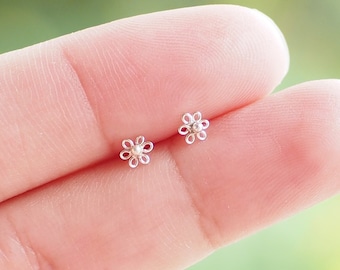 Dainty Little Flower stud Earrings, Cute Flower Cartilage, Tiny stud, Small flower earrings, Second hole earrings / SD49