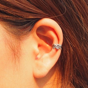 Daisy Ear cuff, Dainty Flower ear cuff, Non Pierced Ear cuff, Boho ear cuff, Gift idea, fashion earrings  / EC07