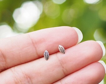 Tiny Leaf stud Earrings, leaf cartilage earrings, Dainty Leaf earrings, Nature, Gift idea /SD18