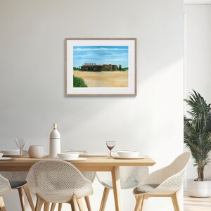 Puede incluir: Una pintura enmarcada de un edificio con un cielo azul y nubes blancas en el fondo. El edificio est&aacute; hecho de madera y tiene un techo marr&oacute;n. Hay un peque&ntilde;o parche de hierba verde en primer plano.