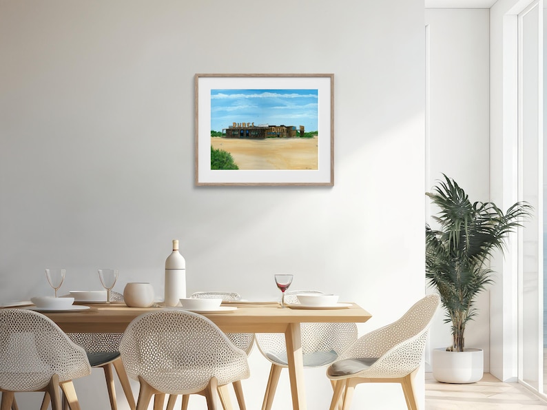 Puede incluir: Una pintura enmarcada de un edificio con un cielo azul y nubes blancas en el fondo. El edificio est&aacute; hecho de madera y tiene un techo marr&oacute;n. Hay un peque&ntilde;o parche de hierba verde en primer plano.