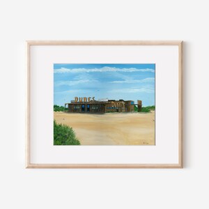 Puede incluir: Una pintura de un restaurante de playa llamado "Dunes Diner" con un cielo azul y nubes blancas en el fondo.