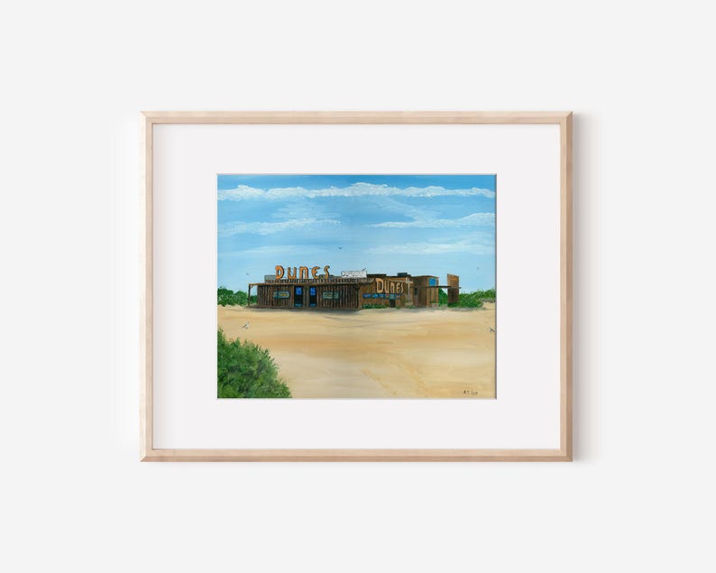 Puede incluir: Una pintura de un restaurante de playa llamado "Dunes Diner" con un cielo azul y nubes blancas en el fondo.