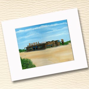 Puede incluir: Una pintura de un edificio con la palabra "Dunes" en letras de ne&oacute;n azules en el lateral. El edificio est&aacute; pintado en tonos marrones y tiene ventanas azules. El edificio est&aacute; situado sobre un fondo de cielo azul con nubes blancas y una playa de arena.