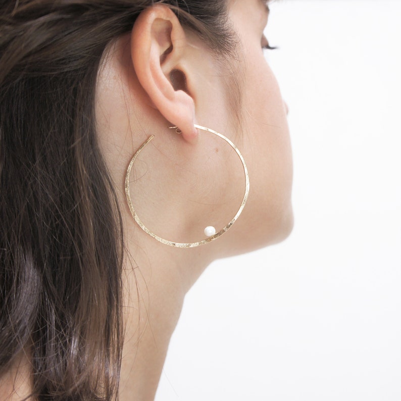 MEBAE earrings handmade in France minimalist creoles hammered in gold-plated brass and fine stone pearl