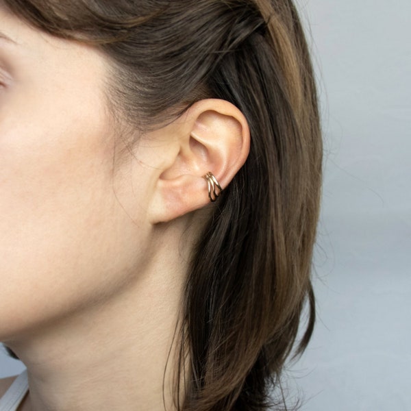 Ear cuff HADOU - single ear ring made of three wavy wires, handcrafted.