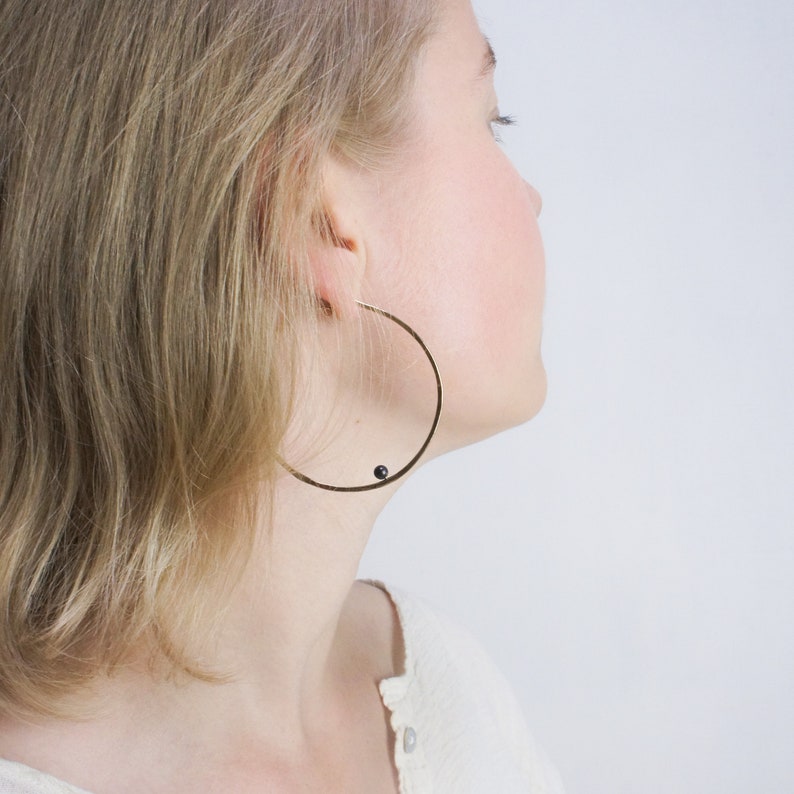 MEBAE earrings handmade in France minimalist creoles hammered in gold-plated brass and fine stone pearl