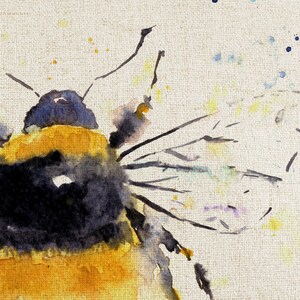 Puede incluir: Pintura acuarela de un abejorro con rayas negras y amarillas y alas transl&uacute;cidas. La abeja est&aacute; pintada sobre un fondo de lienzo texturizado.
