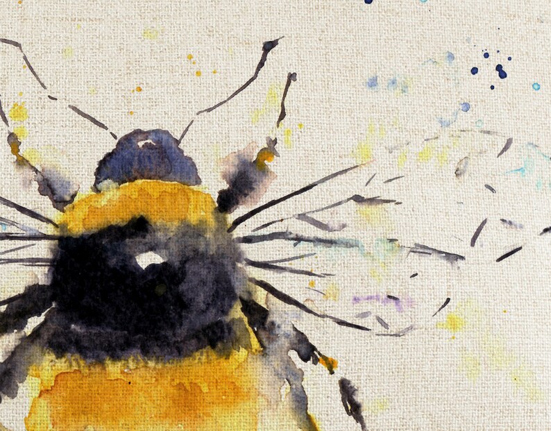 Puede incluir: Pintura acuarela de un abejorro con rayas negras y amarillas y alas transl&uacute;cidas. La abeja est&aacute; pintada sobre un fondo de lienzo texturizado.