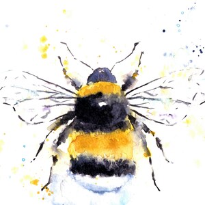 Puede incluir: Pintura acuarela de un abejorro con rayas amarillas y negras, alas y un cuerpo peludo. La abeja est&aacute; pintada sobre un fondo blanco con salpicaduras de acuarela amarilla y azul.