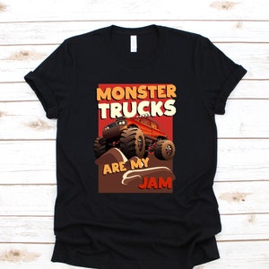 Może przedstawiać: Czarny T-shirt z grafiką czerwonego monster trucka i tekstem "Monster Trucks Are My Jam".