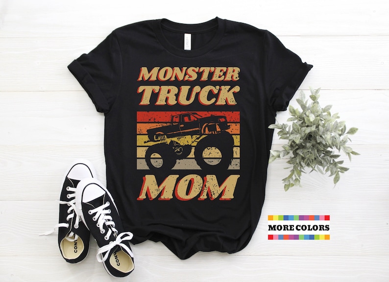 Op de afbeelding: Zwart T-shirt met een vintage-stijl grafische afbeelding van een monstertruck en de tekst "Monster Truck Mom".