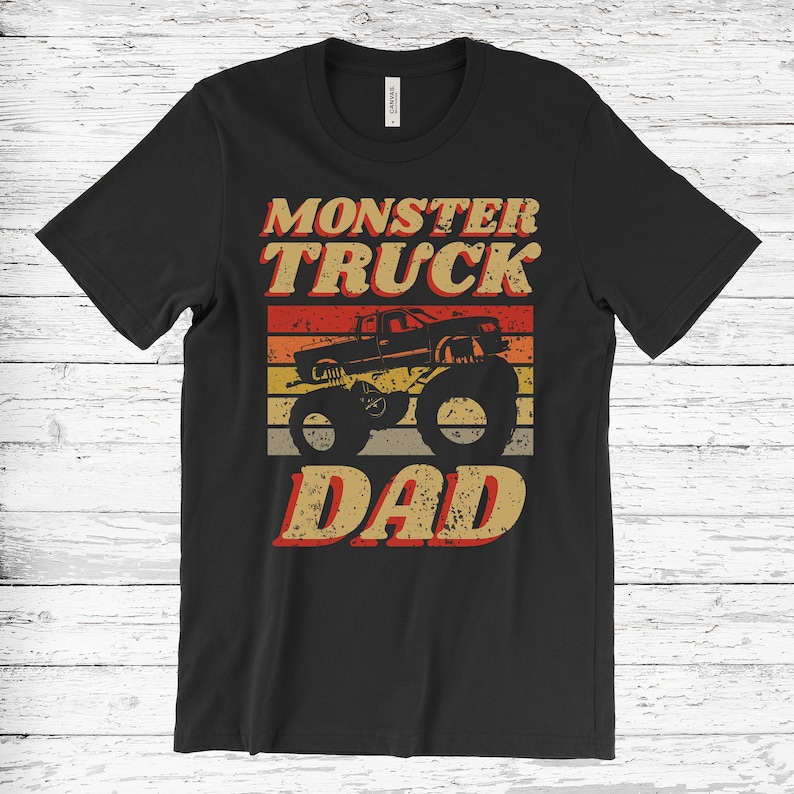 Puede incluir: Camiseta negra con un gr&aacute;fico de estilo vintage de un cami&oacute;n monstruo con el texto "Monster Truck Dad" en una fuente desgastada.
