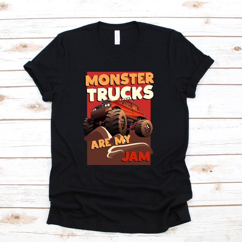 Może przedstawiać: Czarny T-shirt z grafiką czerwonego monster trucka i tekstem "Monster Trucks Are My Jam".