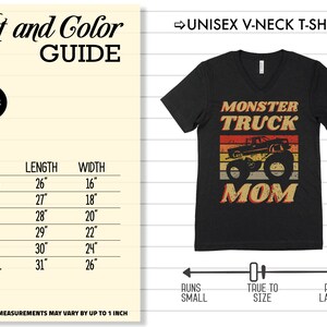 Op de afbeelding: Zwart V-hals T-shirt met een vintage-stijl afbeelding van een monstertruck en de tekst "Monster Truck Mom". De maattabel toont de afmetingen in inches voor maten XS tot 2XL.