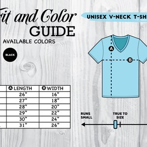 Puede incluir: Una tabla de tallas para una camiseta unisex de cuello en V. La tabla muestra la longitud y el ancho de la camiseta en pulgadas para las tallas XS a 2XL. La tabla tambi&eacute;n indica que la camiseta talla peque&ntilde;a.