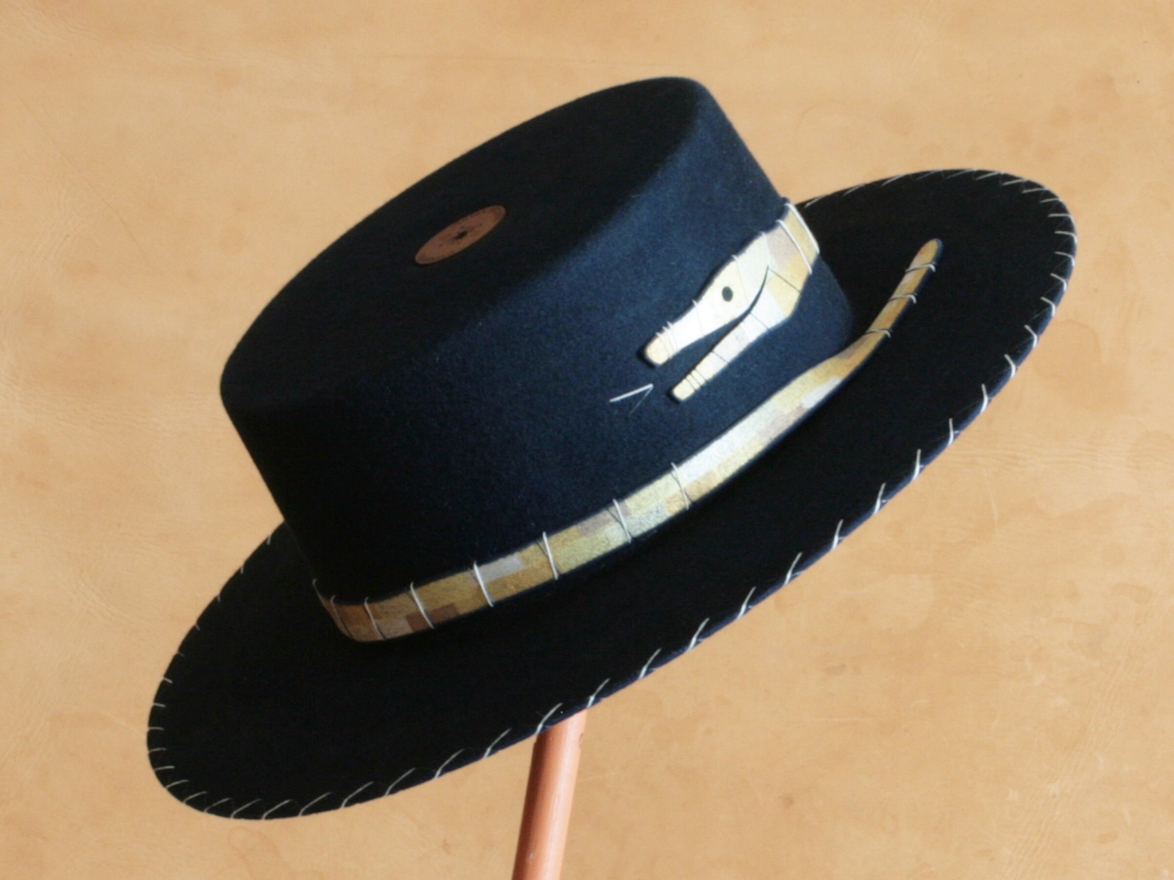 Sombrero americano blanco para cowboy Snake con cinta decorativa