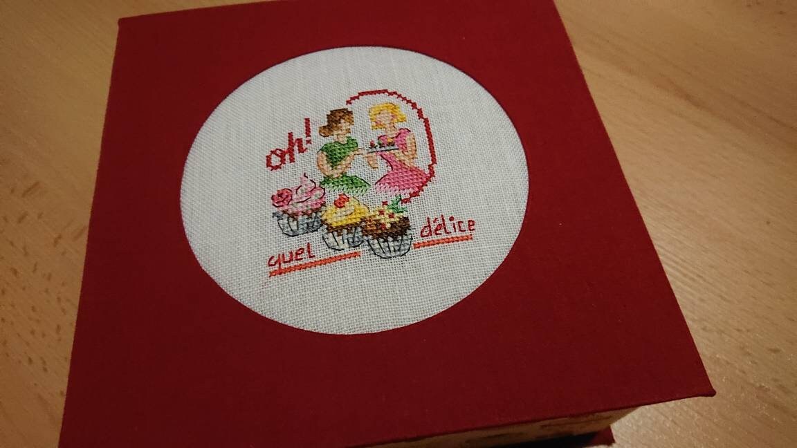 Boite Quel Délice Cartonnage Point de Croix Broderie