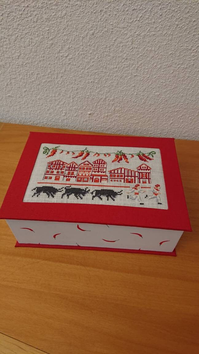 Boite en Cartonnage Brodé Point de Croix Le Pays Basque