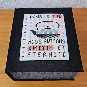 boite a the amitie cartonnage point de croix brodé au point de croix, point compte, idée cadeau, fait main