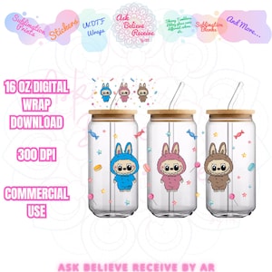Può includere: Tre bicchieri di vetro trasparente con coperchi e cannucce in bambù, ciascuno con un design a coniglietto dei cartoni animati in blu, rosa e marrone. I bicchieri sono decorati con caramelle e stelle. Il testo a sinistra recita "16 OZ DIGITAL WRAP DOWNLOAD 300 DPI COMMERCIAL USE."