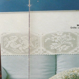 May include: A light blue sofa with two floral patterned pillows and a white lace doily. The sofa is approximately 152 cm long and 45 cm high. The text "Modell 31" and "Granny'sPatternsPDF" are visible.