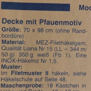 May include: Text from a document in German, featuring instructions for a peacock-themed crochet project. The text includes measurements of 70 x 98 cm, and details about the yarn, hook size, and stitch pattern.