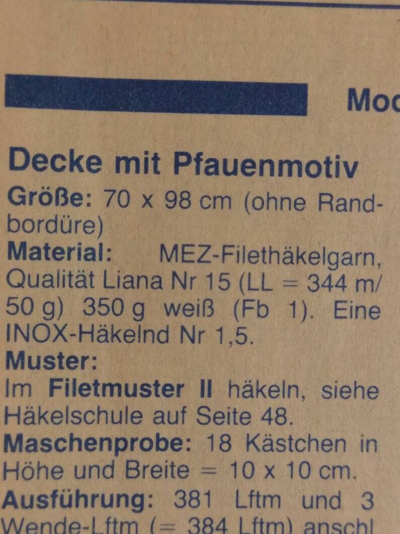 May include: Text from a document in German, featuring instructions for a peacock-themed crochet project. The text includes measurements of 70 x 98 cm, and details about the yarn, hook size, and stitch pattern.