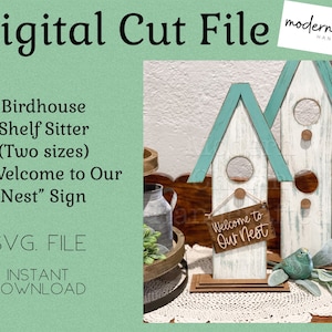 Puede incluir: Archivo de corte digital SVG para un posavasos de casa de pájaros en dos tamaños, más un letrero de "Bienvenido a nuestro nido". El diseño presenta una casa de pájaros blanca con un techo turquesa y un letrero de madera con letras blancas.
