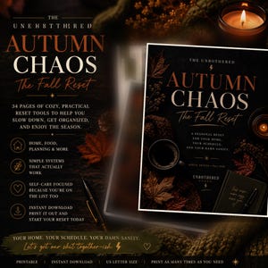 Könnte beinhalten: Ein digitaler Planer mit dem Titel The Unbothered Autumn Chaos: The Fall Reset, der 34 Seiten mit Organisationswerkzeugen enthält. Das Cover zeigt eine dunkle, herbstliche Ästhetik mit Herbstblättern, einer Kaffeetasse und einer Kerze. Der Text umfasst Kategorien für Zuhause, Essen und Planung, mit einer Sofort-Download-Option im US-Letter-Format.
