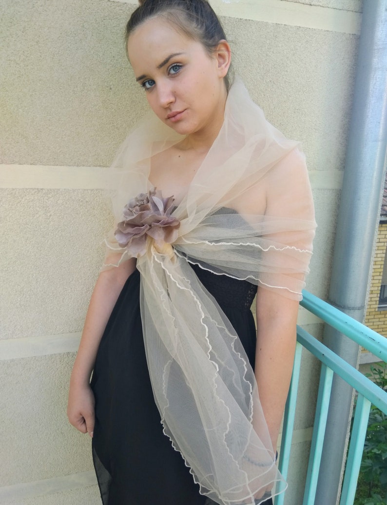 Couverture de la robe de soirée en tulle. Écharpe de fleurs dépaule en maille beige. Capelet formel pur. image 4