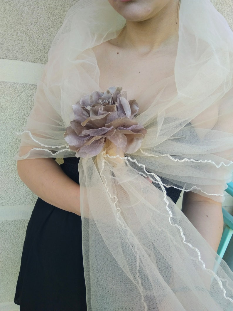 Couverture de la robe de soirée en tulle. Écharpe de fleurs dépaule en maille beige. Capelet formel pur. image 5