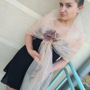 Couverture de la robe de soirée en tulle. Écharpe de fleurs dépaule en maille beige. Capelet formel pur. image 3