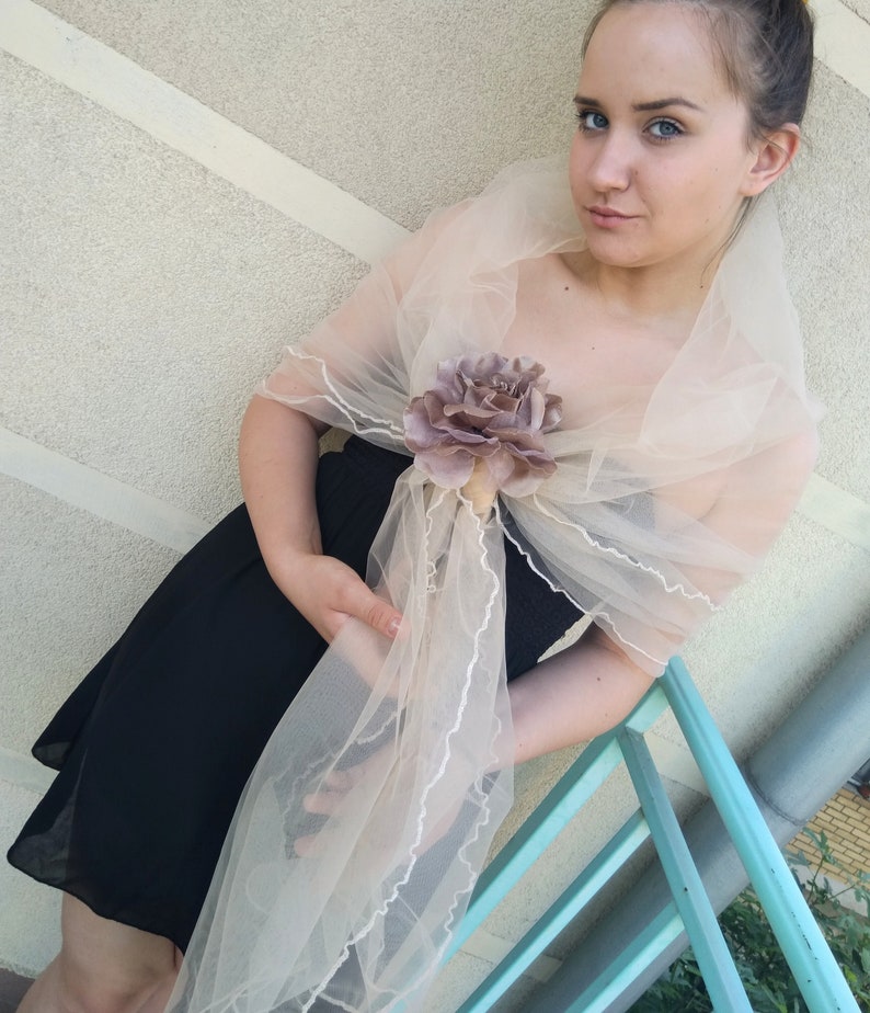 Couverture de la robe de soirée en tulle. Écharpe de fleurs dépaule en maille beige. Capelet formel pur. image 3