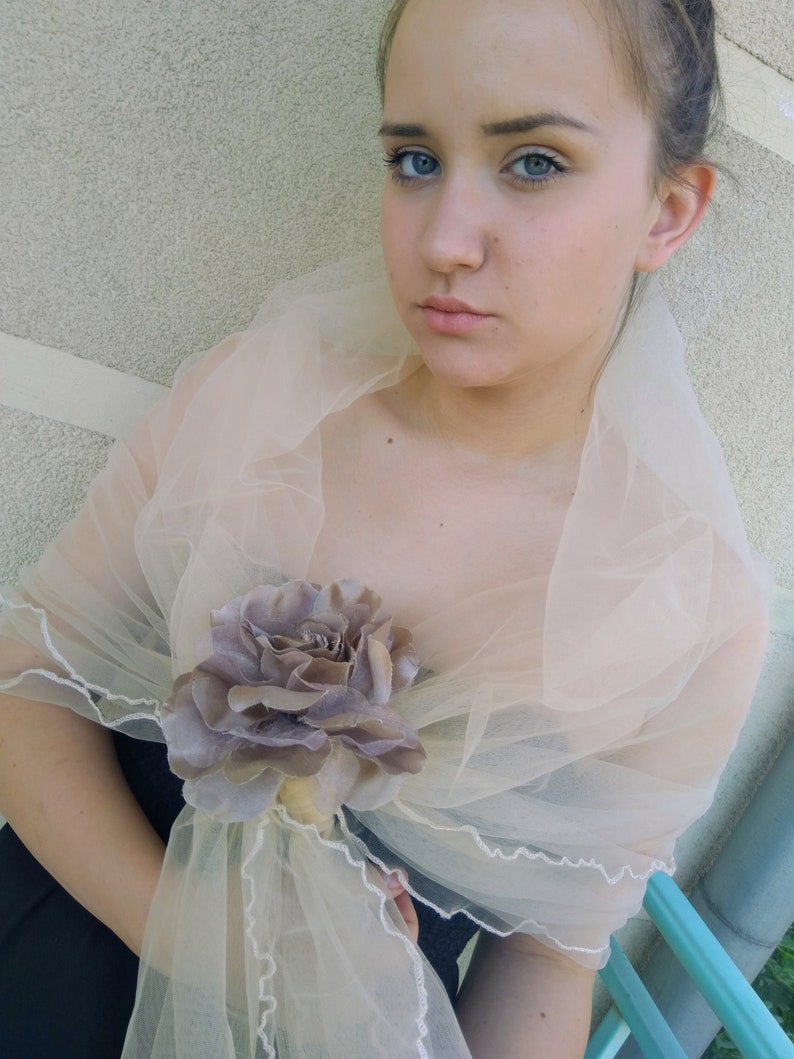 Couverture de la robe de soirée en tulle. Écharpe de fleurs dépaule en maille beige. Capelet formel pur. image 2