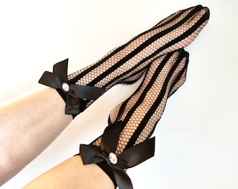 Chaussettes noires en résille en dentelle avec nœud en ruban de satin