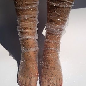 Calcetines de tul. Bonitos calcetines blancos transparentes con pedrería. Para despedida de soltera.